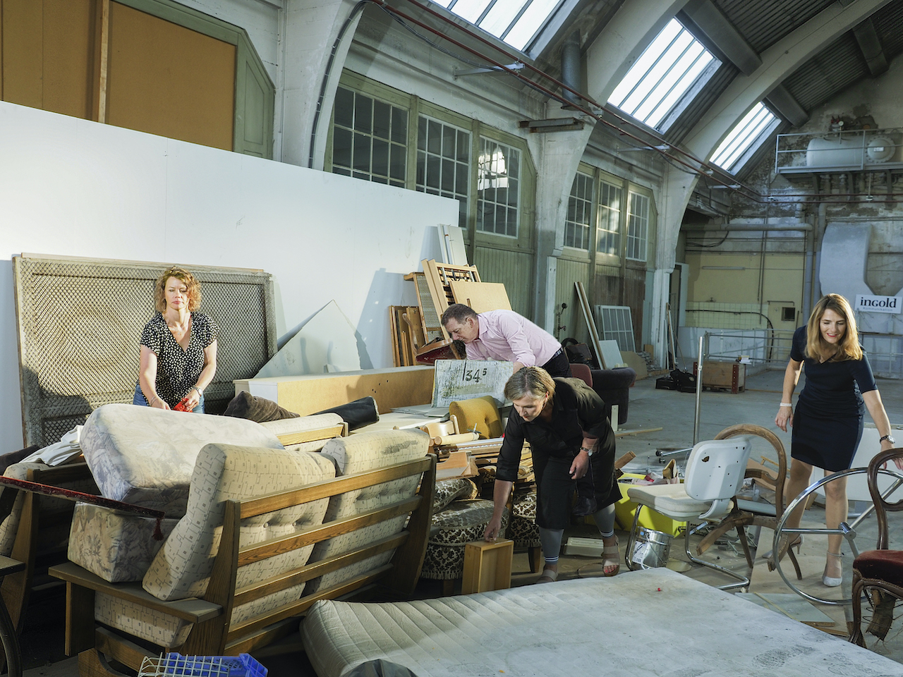 4 Personen, darunter Ralph Kreuzer, Susanne Bandy und Franziska Ingold machen sich an einem zur Schau gestellten Haufen alter Möbel zu schaffen.