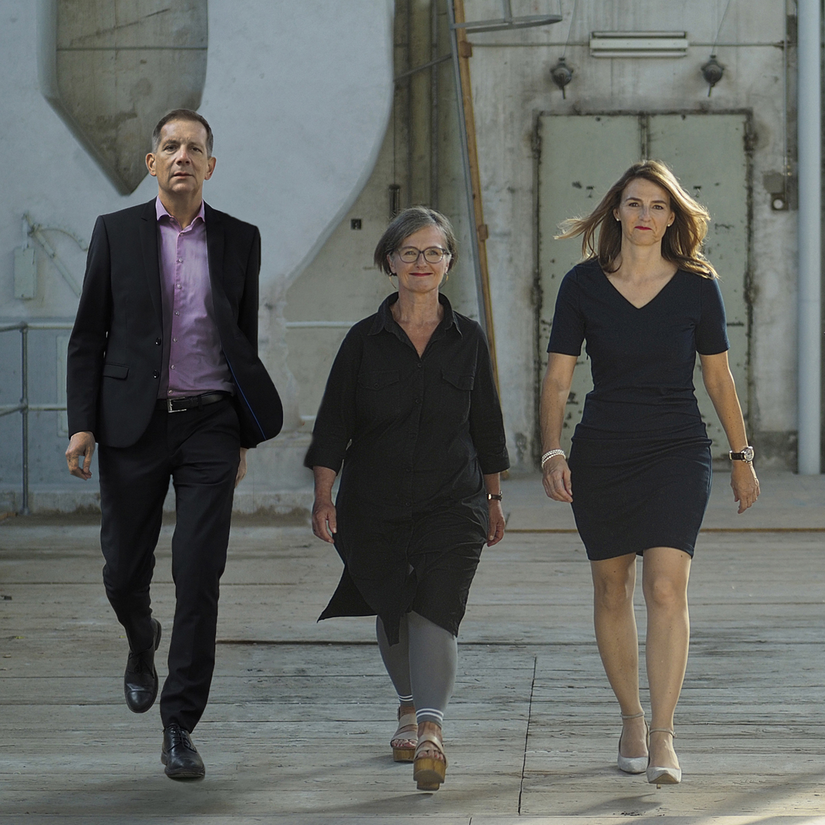 Ralph Kreuzer, Susanne Bandi und Franziska Ingol laufen im Gleichschritt der Kamera entgegen.